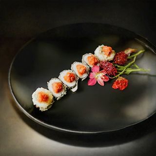 Futomaki tatar łosoś w tempurze