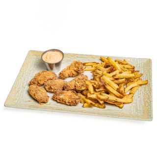 Aripioare picante cu cartofi prajiti si sos calypso