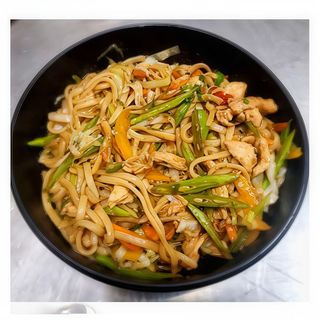 Plato de noodles con pollo