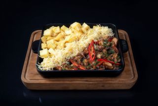 Сковорідка з м'ясом в соусі барбекю