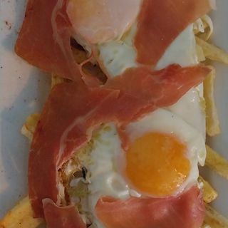 Huevos Rotos Con Chorizo