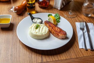 Somon cu piure de cartofi si sos tartar 