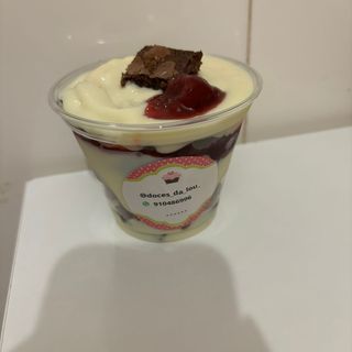 Copo Brownie Ninho com geleia de morangos