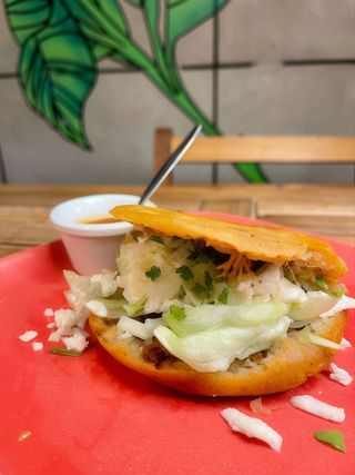 Gordita de chicharrón prensado