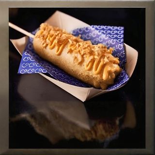 Corndog cu sos cheddar și ceapă crocantă