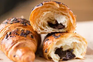 Croissant relleno de chocolate 