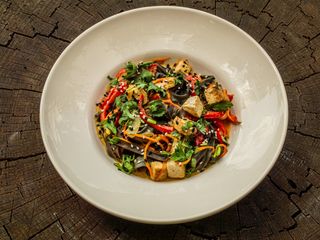 Рисова локшина з арахісовим соусом та обжареним тофу