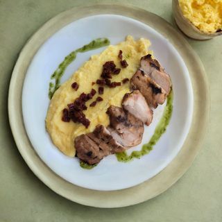 Куряче бедро з полентою 