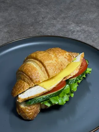 Круассан с курицей (1 шт.)