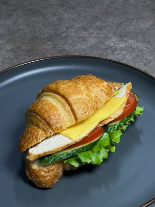 Круассан с курицей (1 шт.)