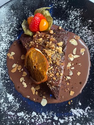 Brownie de post cu nuci caramelizate