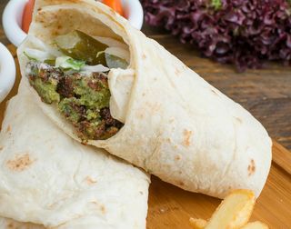 Pan pita con falafel y queso