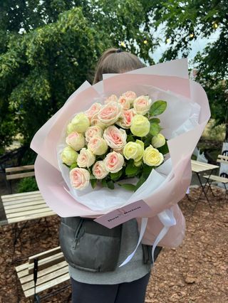 Букет з 5-ти гілок кущових троянд