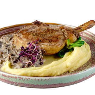 Tomahawk de porc cu piure de cartofi și sos de ciuperci 200-350/150/60g