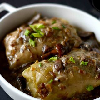 GOŁĄBKI PROSTO Z NASZEGO PIECA W LEŚNYM SOSIE GRZYBOWYM DUSZONE W ROSOLE - (DWIE SZT. (600 g)