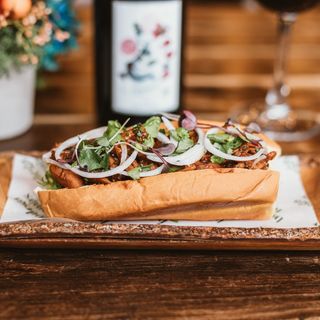 Brioche-roll de costilla lacada