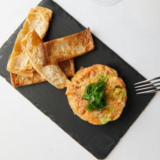 Tartar de salmón, aguacate, alga wakame y pan de cristal