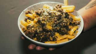 frytki z serem i wołowiną