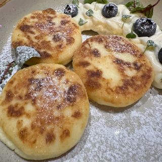 Сырники с джемом и сметаной