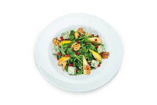 ლურჯი ყველის სალათი რუკოლათი,
ბროწეულით და კარამელიზებული მსხლით