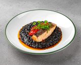 Risotto cu cerneală de sepie, somon și tomate cherry