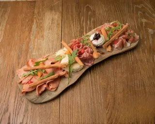 TAGLIERE DI AFFETTATI E FORMAGGI