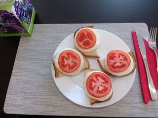 Bruschette cu mozzarella și roșii