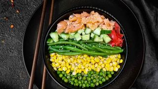 რეინბოუ პოკე შებოლილი ორაგულით