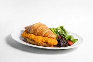 Круассан с куриным шницелем