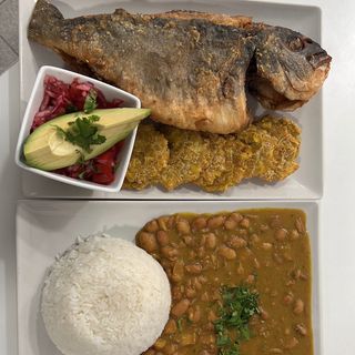 Dorada Frita Con Arroz Y Menestra