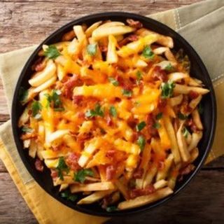 Patata frita con bacon y queso cheddar