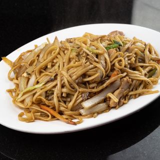 28. Tallarines Fritos Con Ternera 