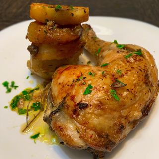 Cuarto de pollo asado con patatas panadera