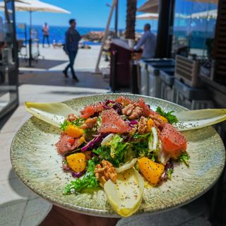  Salmón ahumado, mango y nueces