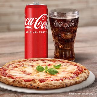 Pizza Margherita con patatine e Coca -Cola lattina 330 ml