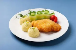 Kotlet z piersi kurczaka z serem Cheddar z dodatkiem do wyboru