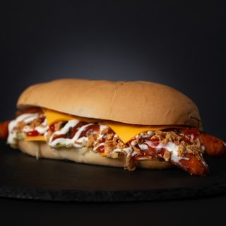 Hot-dog cu carnati afumati si cheddar