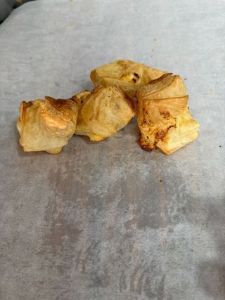 Mini pateuri cu brânză