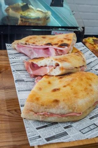 Trozos De Pizza Focaccia Con Mortadela (15 X 13 Cm. Aprox.)