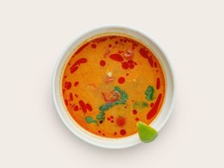 Том ям з білою рибою та креветками