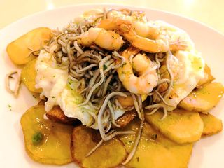 Huevos Rotos Con Gulas Con Ajetes Y Gambas