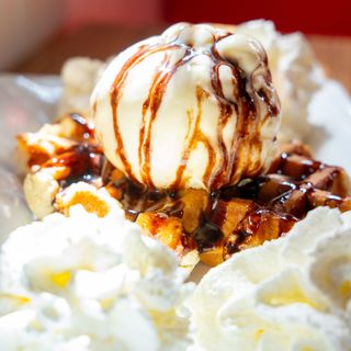 GOFRE BELGA CON NATA Y HELADO