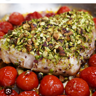 Pesce spada con panatura di mollica di grano duro e pesto di pistacchi 