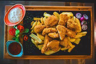 Chicken nuggets sa pomfritom