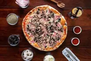 Pizza Prosciutto Funghi