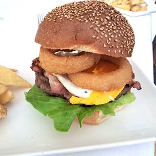 Hamburger dell'immaginazione con panino fatto da noi