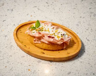 Maritozzo mortadella, stracciatella e pistacchio