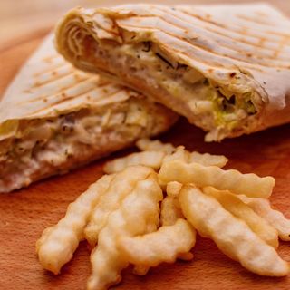 Рол з картоплею фрі та куркою 