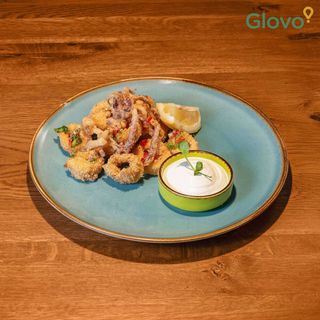 Calamari fritti cu sos de iaurt cu usturoi (400g)