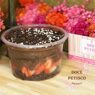 Cake chocolate com morangos